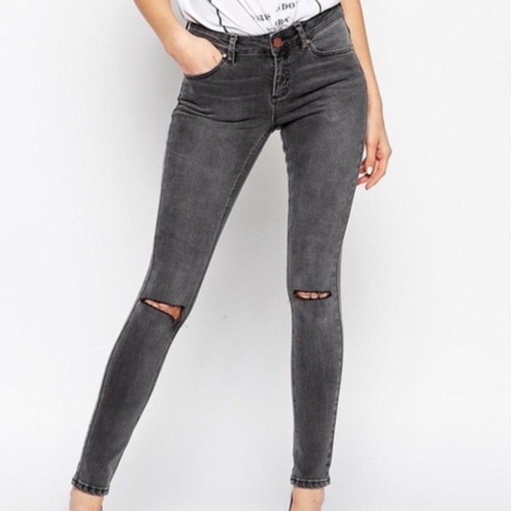 NWT SNEAK PEEK HIGH RISE DISTRESSED SKINNY JEANS